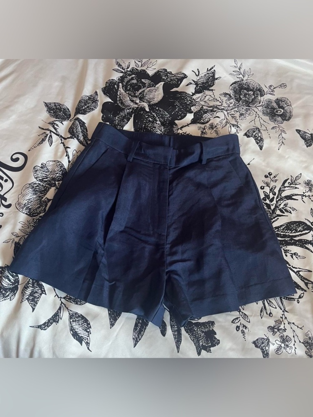 H&M navy linen blend shorts • old money preppy